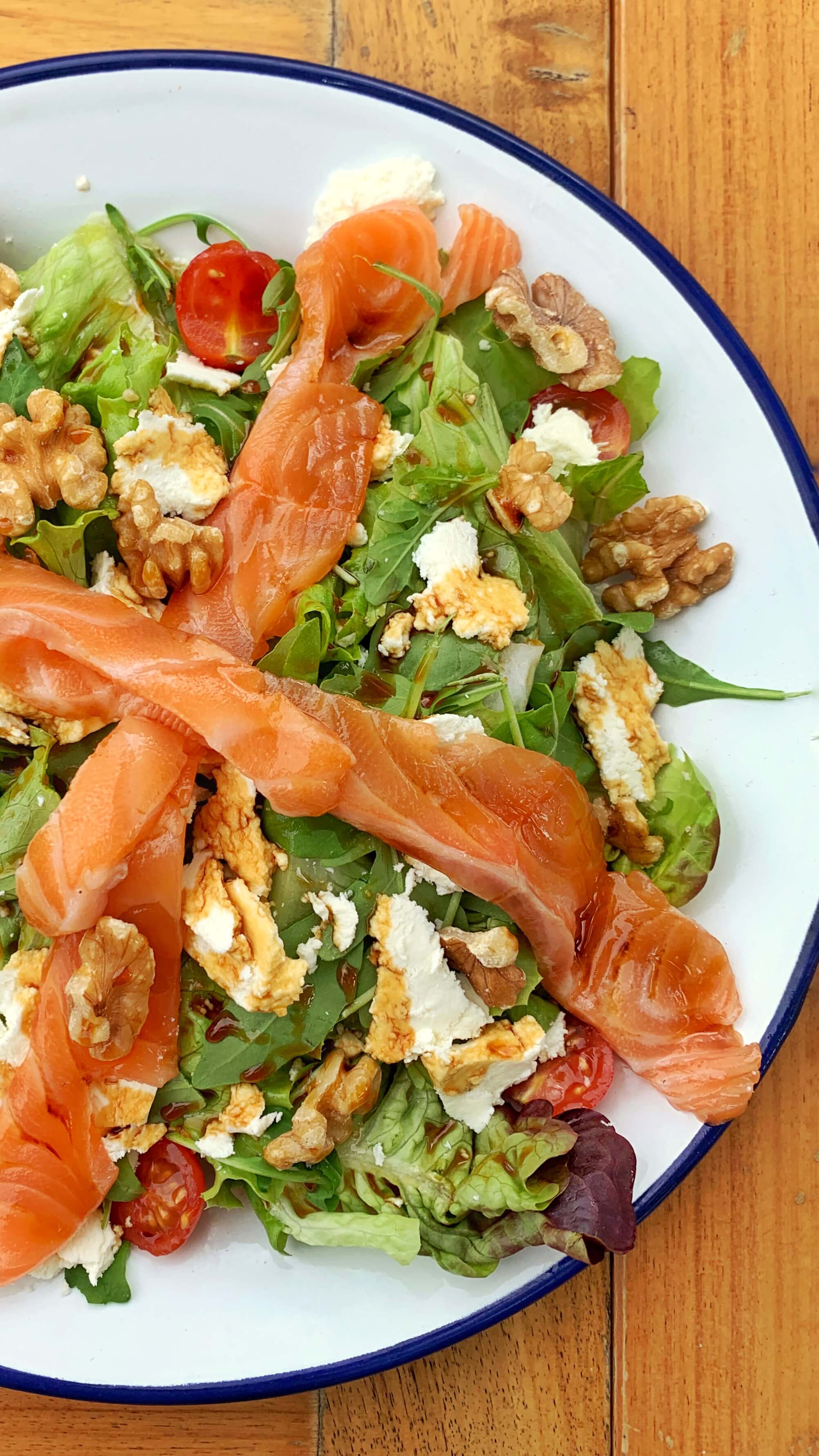 Salmon, rucola, fresh cheese and nuts